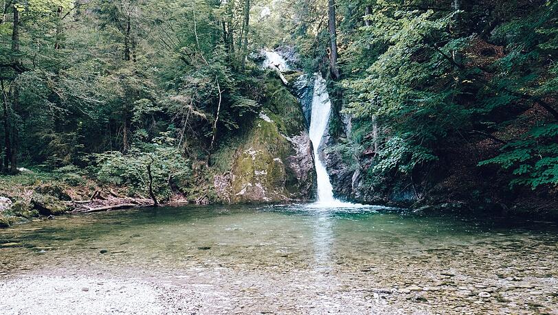 Während der Weg zu manchen der Badeplätze aus Maria Eckls Buch nur mit etwas sportlicher Betätigung zu bewerkstelligen ist, betont die Autorin beim Mußbachfall im Berchtesgadener Land, wie einfach er nach einer nur zehnminütigen Wanderung zu erreichen sei. Es rauscht und tost, 500 Meter ist der Wasserfall bei Schneizlreuth insgesamt hoch, in mehreren Kaskaden ergießt sich das (kühle) Wasser. Laut Eckl perfekt geeignet für eine sommerliche Abkühlung oder ein erfrischendes Fußbad. Ausgangspunkt: Gasthaus Schneizlreuth Während der Weg zu manchen der Badeplätze aus Maria Eckls Buch nur mit etwas sportlicher Betätigung zu bewerkstelligen ist, betont die Autorin beim Mußbachfall im Berchtesgadener Land, wie einfach er nach einer nur zehnminütigen Wanderung zu erreichen sei. Es rauscht und tost, 500 Meter ist der Wasserfall bei Schneizlreuth insgesamt hoch, in mehreren Kaskaden ergießt sich das (kühle) Wasser. Laut Eckl perfekt geeignet für eine sommerliche Abkühlung oder ein erfrischendes Fußbad. Ausgangspunkt: Gasthaus Schneizlreuth