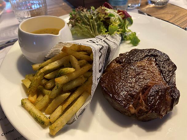 Steak frites: bestes Fleisch, knusprige Pommes frites und eine cremig-würzige Bearnaise. Steak frites: bestes Fleisch, knusprige Pommes frites und eine cremig-würzige Bearnaise.