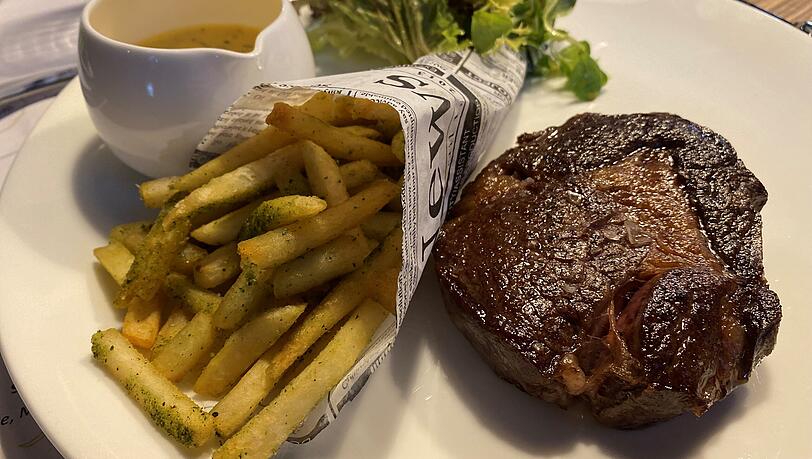 Steak frites: bestes Fleisch, knusprige Pommes frites und eine cremig-würzige Bearnaise. Steak frites: bestes Fleisch, knusprige Pommes frites und eine cremig-würzige Bearnaise.
