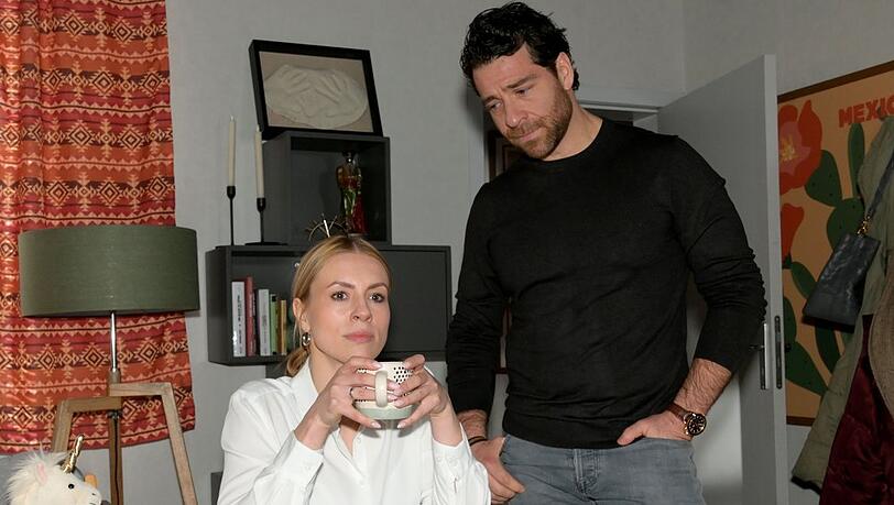 "GZSZ": Zoe (l.) und Carlos sind zuversichtlich, dass sie den Fokus der Ermittlungen von sich ablenken können. "GZSZ": Zoe (l.) und Carlos sind zuversichtlich, dass sie den Fokus der Ermittlungen von sich ablenken können.