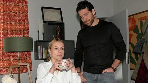 "GZSZ": Zoe (l.) und Carlos sind zuversichtlich, dass sie den Fokus der Ermittlungen von sich ablenken k&ouml;nnen.