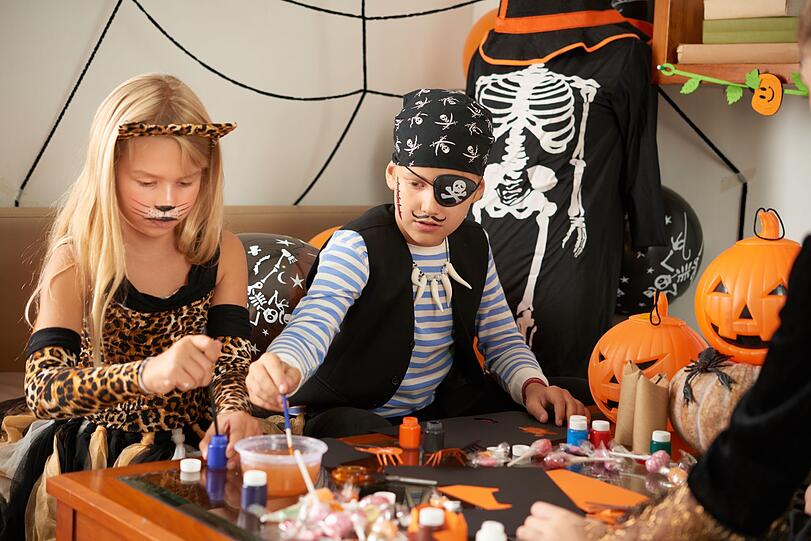 Kritiker verunglimpfen Halloween oft als seelenloses Kommerz-Fest aus den Staaten, das nur die Kassen der Händler füllen soll. Inwieweit Sie Halloween zum Fest des Konsums machen, ist Ihre eigene Entscheidung: Anstatt alljährlich neue Wegwerf-Produkte zu kaufen, können Sie Deko und Kostüme selbst herstellen - das ist nachhaltiger, günstiger und kreativer. Kritiker verunglimpfen Halloween oft als seelenloses Kommerz-Fest aus den Staaten, das nur die Kassen der Händler füllen soll. Inwieweit Sie Halloween zum Fest des Konsums machen, ist Ihre eigene Entscheidung: Anstatt alljährlich neue Wegwerf-Produkte zu kaufen, können Sie Deko und Kostüme selbst herstellen - das ist nachhaltiger, günstiger und kreativer.