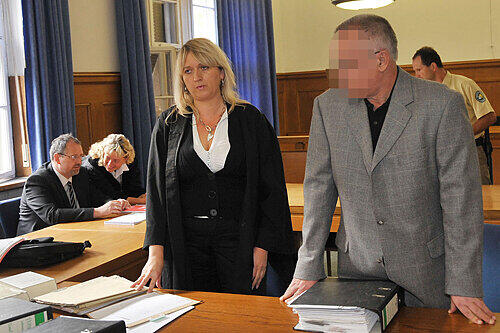 Vor Gericht: Der Angeklagte Werner H. (60) mit seiner Verteidigerin Manuela Groß.