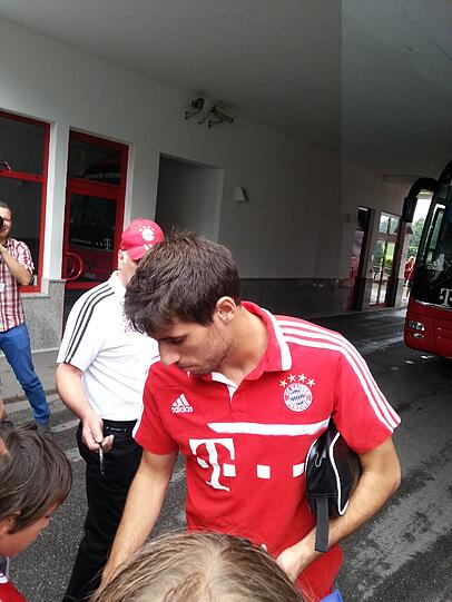 Auf dem Weg von der Säbener Straße zum Mannschaftshotel. Die Bayern-Stars gaben wartenden Fans vor dem Bundesliga-Auftakt noch ein paar Autogramme. Hier die Bilder.