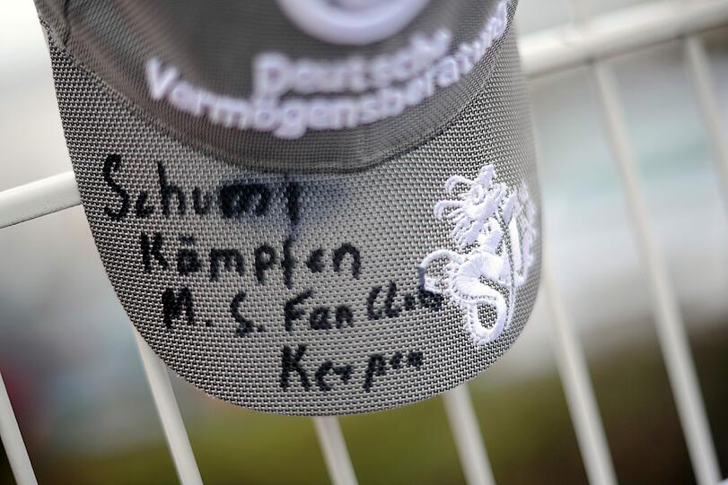 Formel-1-Mütze, T-Shirts, Zettel: Fans haben vor der Klinik in Grenoble bewegende Glückwünsche für Michael Schumacher angebracht. Die Bilder.