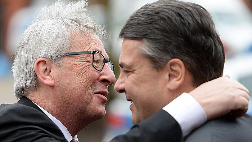Sigmar Gabriel (r.) begrüßt Jean-Claude Juncker bei der SPD-Klausurtagung auf Gut Borsig bei Nauen.