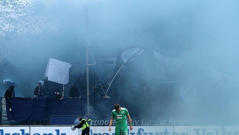 Böller, Rauch, vermummte Fans: Beim TSV 1860 gab's am letzten Spieltag Pyro-Ärger. Böller, Rauch, vermummte Fans: Beim TSV 1860 gab's am letzten Spieltag Pyro-Ärger.