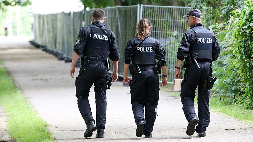 Eigentlich sollten sie in Hamburg für Ruhe sorgen: 220 Polizisten wurden wegen einer wilden Party wieder nach Hause geschickt. (symbolbild)