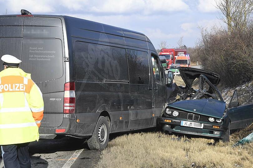 Schreckliche Bilder: Bei dem Horror-Unfall in Aschheim kammen zwei Menschen ums Leben.
