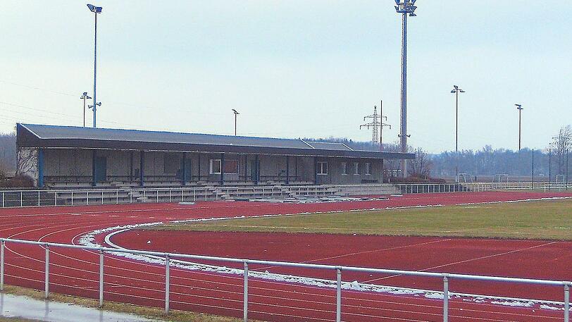 Nicht gerade der passende Ort für eine rauschende Sechzger-Party: Das Vöhlinstadion in Illertissen.