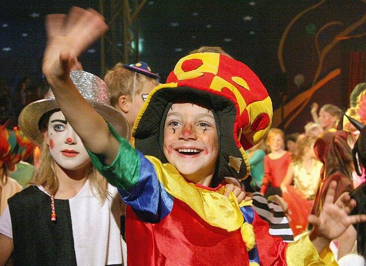 Am Faschingssonntag feiert Lilalu mit den Kindern aus dem Viertel.