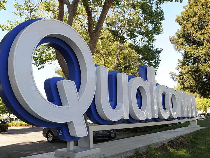 Qualcomm wird vorgeworfen, Smartphone-Anbietern mit einer Einstellung von Chip-Lieferungen gedroht zu haben, wenn sie nicht eine weitreichende Patentlizenz erwerben.
