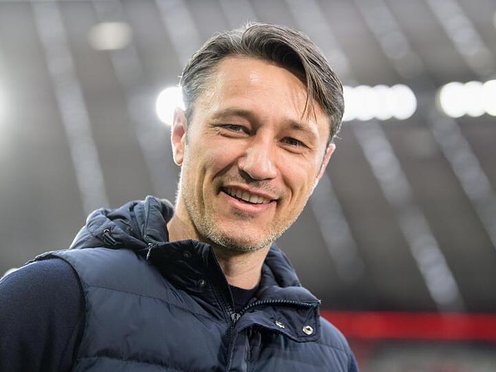 Trainer Niko Kovac vom FC Bayern München steht vor Spielbeginn am Spielfeldrand. Foto: Matthias Balk