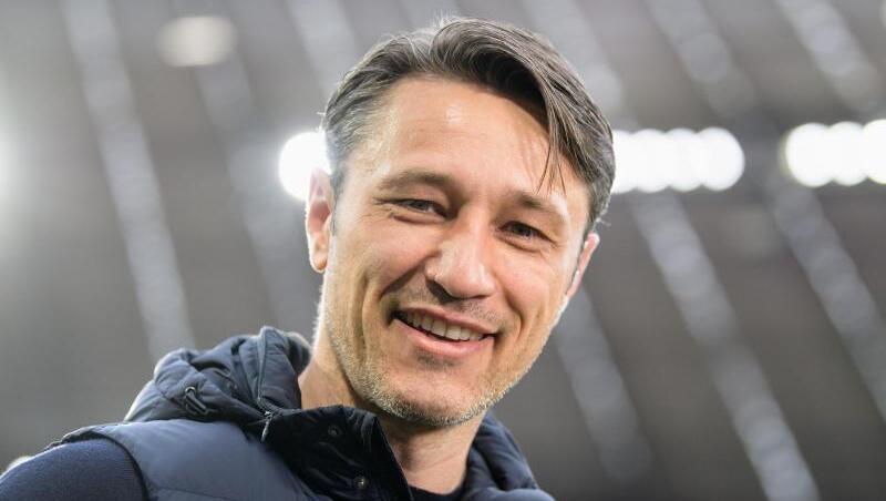 Trainer Niko Kovac vom FC Bayern München steht vor Spielbeginn am Spielfeldrand. Foto: Matthias Balk Trainer Niko Kovac vom FC Bayern München steht vor Spielbeginn am Spielfeldrand. Foto: Matthias Balk