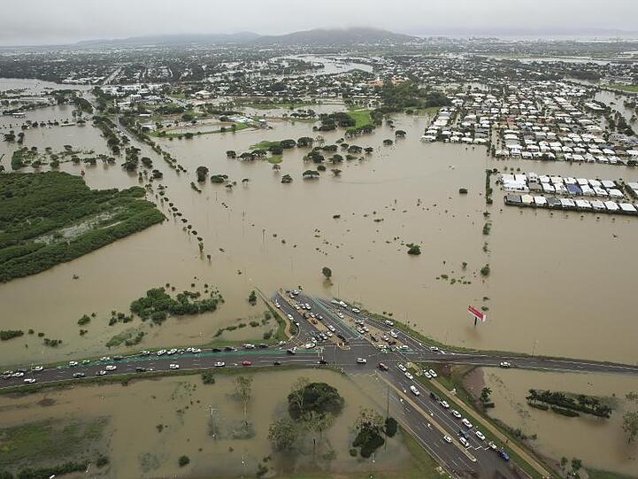 Die Straßen und Felder um die Stadt Townsville im Nordosten Australiens sind nach starken Regenfällen überschwemmt.
