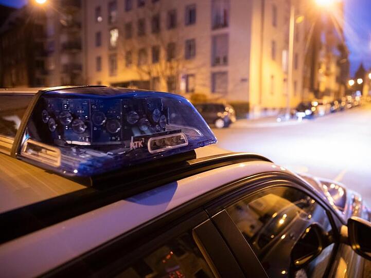 Innerhalb weniger Stunden wurden drei Frauen durch Stiche auf offener Straße schwer verletzt.