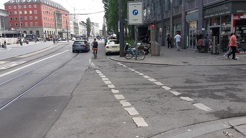 Am Hauptbahnhof in der Bayerstraße (Höhe Mittererstraße) endet der Radweg an einer Engstelle, wo der Platz nicht mal reicht für eine Trambahn und ein Auto nebeneinander. Zweiradfahrer haben das Nachsehen.
