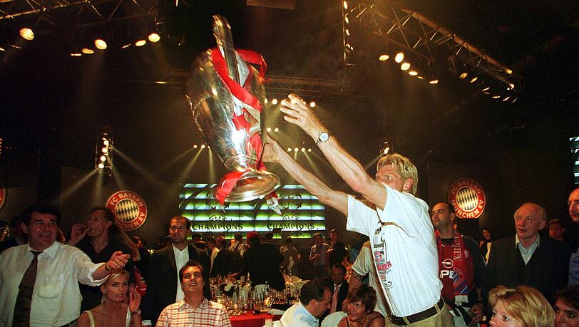 Bei der Feier um kurz vor fünf Uhr morgens: In welcher Verfassung Stefan Effenberg war, darüber gibt wohl sein weit aufgerissenes Auge Auskunft.