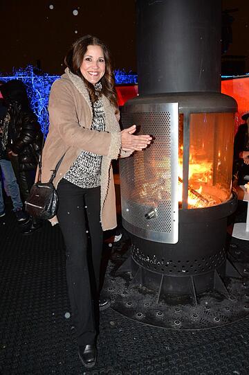 Fröhliches Aufwärmen am Feuer: Karen Webb.