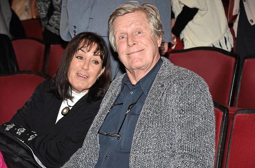 Claudia und Sigmar Solbach amüsieren sich über die Aufführung von "Herz und Niere" am Promenadeplatz.  Foto: Lindenthaler/imago
