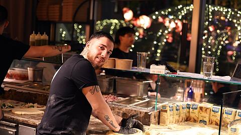 Pizzaiolo Lucio kommt aus einem bekannten Pizzahaus bei Neapel.