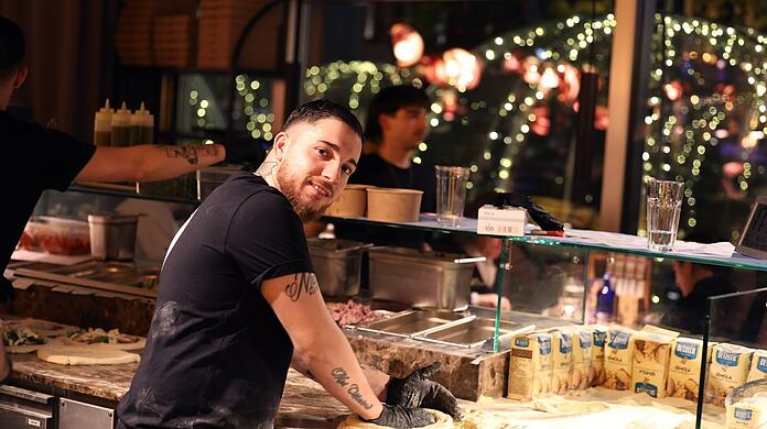Pizzaiolo Lucio kommt aus einem bekannten Pizzahaus bei Neapel.