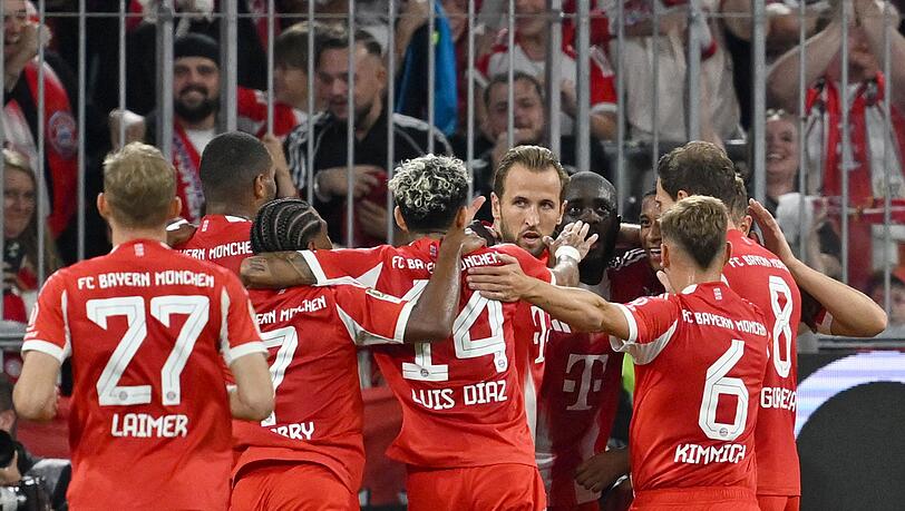 Viel zu jubeln hatten die Meisterspieler des FC Bayern um Harry Kane (M) im Saison-Eröffnungsspiel.