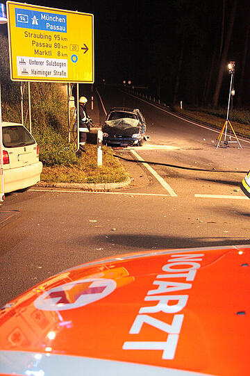 Einen Mann zieht es mit seinem Wagen bei Burghausen aus einem Kreisverkehr in den Schotter. Der Fahrer war zu rasant in die Kurve eingefahren. Die Bilder.