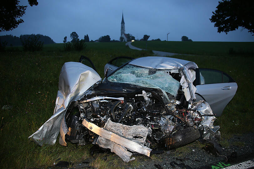 Schlimmer Unfall auf der B15: Zwischen Wasserburg und Haag ist ein Auto gegen einen Lastwagen gekracht. Der Fahrer des Wagens starb auf der Straße.