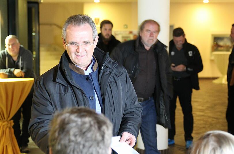Erich Meidert bei seiner Ankunft in Taufkirchen.
