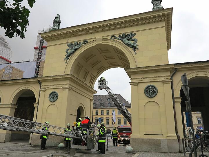 Blitzeinschlag beim Tor zum Hofgarten: Die Bilder vom Feuerwehreinsatz.