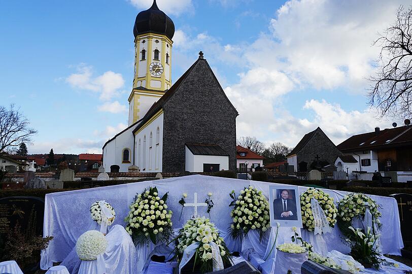 Wolfgang Lippert wurde am Freitag in Aying beigesetzt.