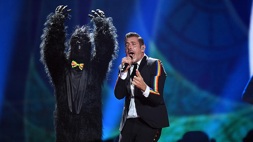 Kurioser Gorilla-Auftritt. Der Italiener Francesco Gabbani mit "Occidentali&rsquo;s Karma".