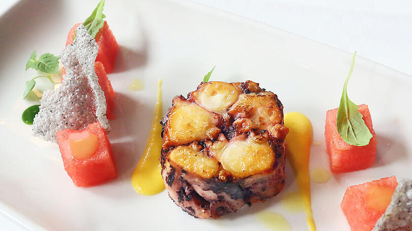 1. Gang: Oktopus-Medaillon.