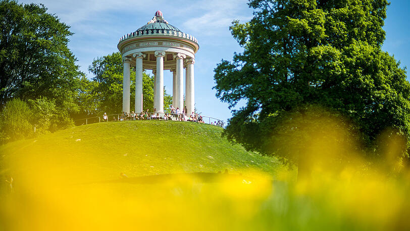 Sonne tanken am Monopteros im Englischen Garten.