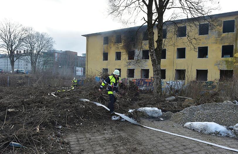 Am Mittwochvormittag brach in dem Abbruchhaus in der Landsbergerstraße ein Feuer aus.