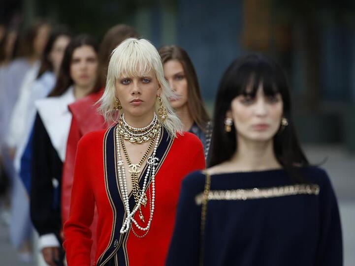 Models tragen Kreationen der Cruise-Kollektion für 2019/2020 von Chanel.