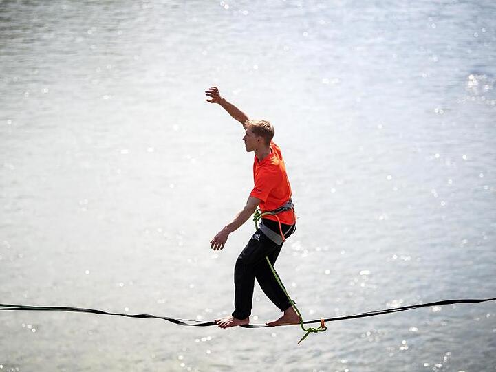 Der Slackliner Lukas Irmler. Foto: Sina Schuldt/Archivbild
