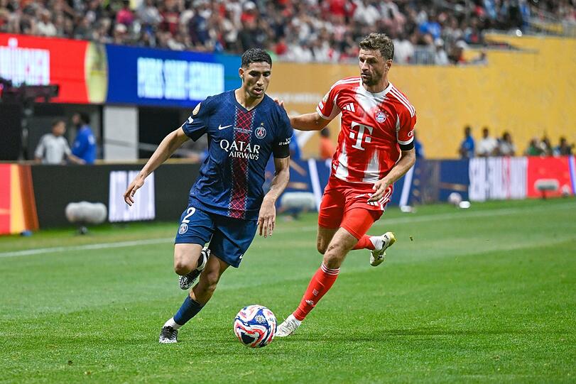 5. Juli 2025: M&uuml;ller (r.) bestreitet beim Klub-WM-Viertelfinale gegen PSG (mit Hakimi) sein letztes Spiel f&uuml;r den FC Bayern.