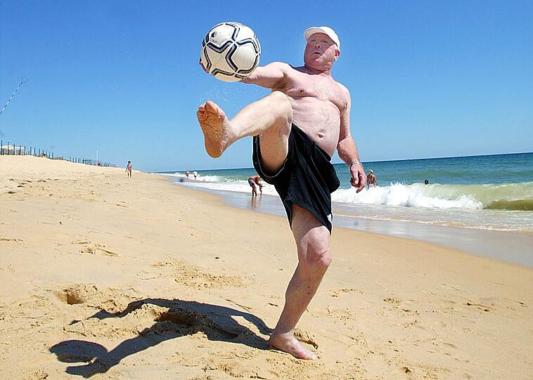 &bdquo;Wenn im Fernsehen Fußball läuft, muss alles um mich herum ruhig sein. Da bin ich wie weggetreten.&ldquo; Seine Liebe zur schönsten Nebensache der Welt ist noch immer heiß und innig (hier 2007 beim Freizeit-Kick am Strand). Herzlichen Glückwunsch zum 75, Uwe Seeler!
