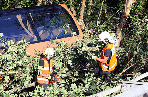Einsatzkräfte am Unfallort: Der Bus war von der Fahrbahn abgekommen und in einen Straßengraben gestürzt.