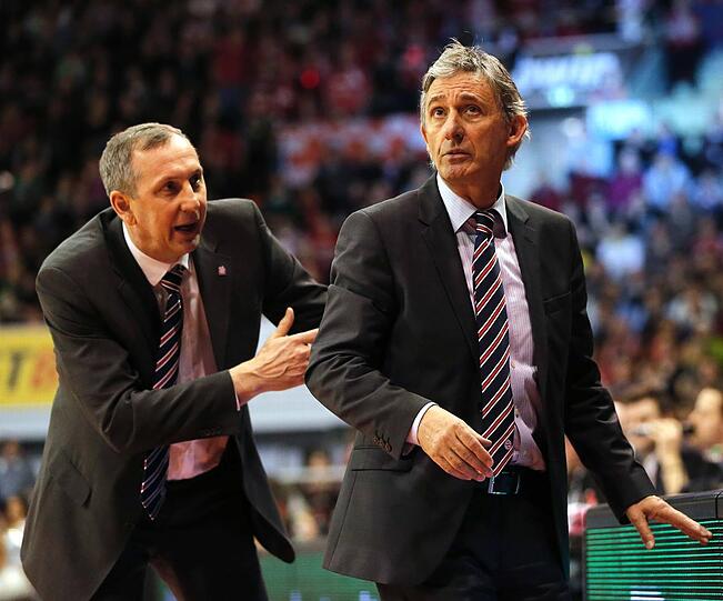 Assistenztrainer Emir Mutapcic (l.) hier beim Spiel gegen die Brose Baskets Bamberg an der Seite von Cheftrainer Svetislav Pesic. Sein Vertrag und das seines Kollegen Andreas Wagner wurde um zwei Jahre verlängert.