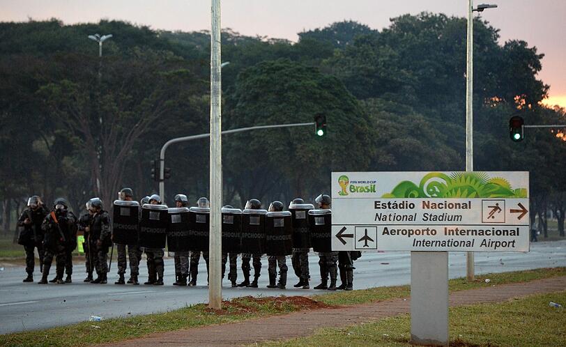 Straßenschlachten zwischen Ureinwohnern und gepanzerten Polizeieinheiten in Brasília: Die irren Bilder.