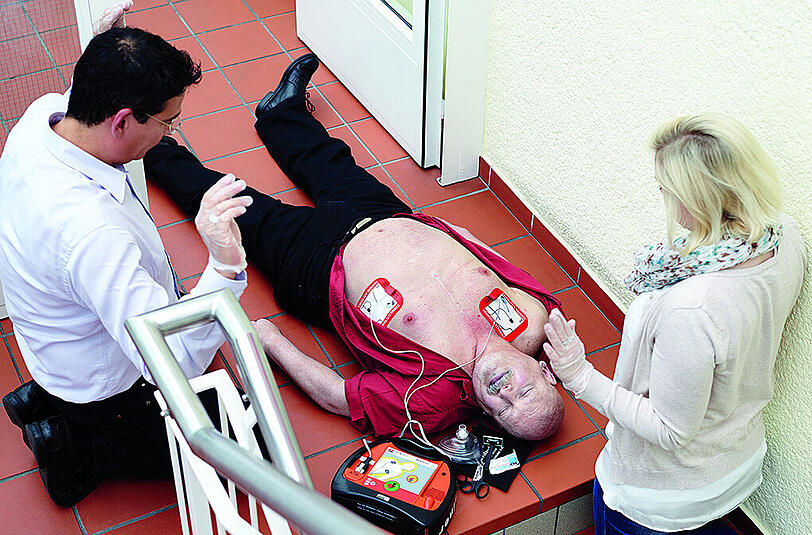 Wissen, wie ein Defibrillator funktioniert, kann Leben retten.