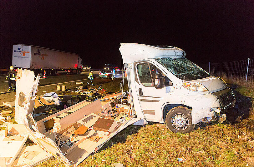 Bilder vom Unfallort in Altdorf: Auf der A3 kollidierte ein Wagen mit einem Wohnmobil, welches vollkommen zerfetzt wurde.