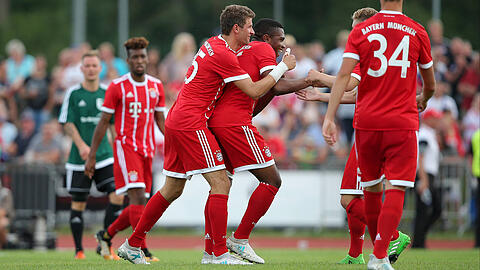 Thomas Mueller und Evina Franck jubeln über das 3:0.