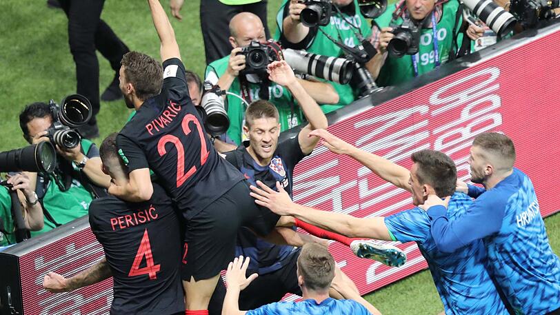 Nach dem Tor von Mario Mandzukic in der Verlängerung des WM-Halbfinals gegen England gab es für die kroatische Mannschaft kein Halten mehr.