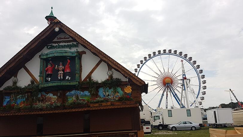 Das Riesenrad dreht sich schon.