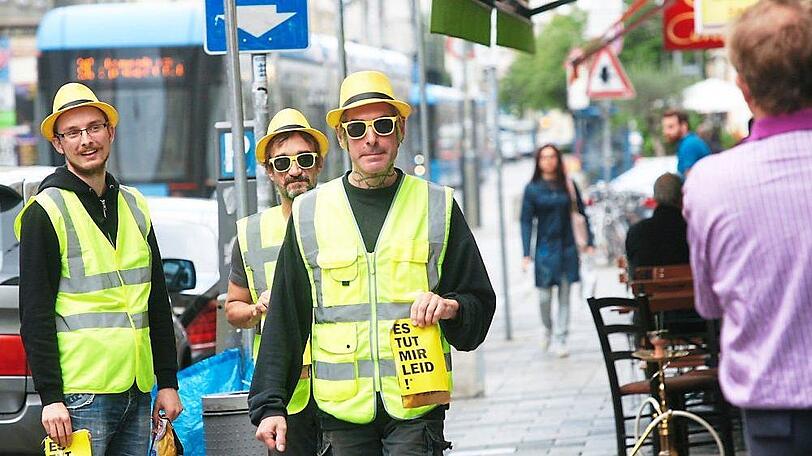Die Aktivisten bei der Aktion vor der Bäckerei. Die Aktivisten bei der Aktion vor der Bäckerei.