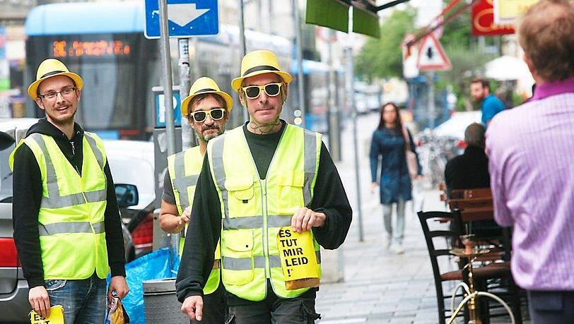 Die Aktivisten bei der Aktion vor der Bäckerei. Die Aktivisten bei der Aktion vor der Bäckerei.